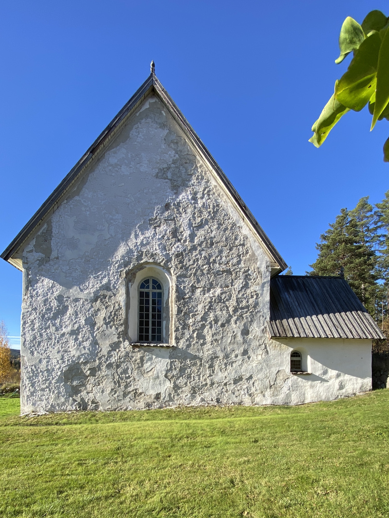 Högsjö gamla kyrka - backside