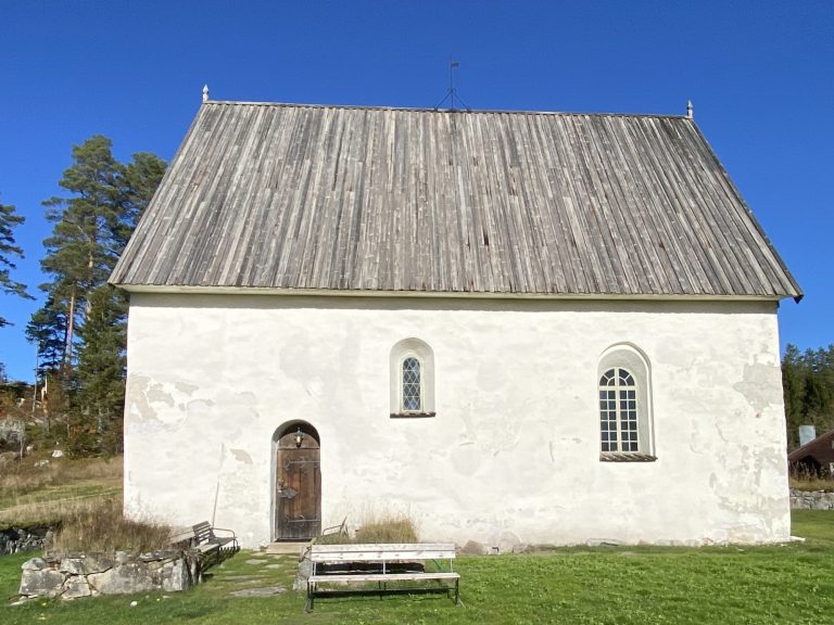 Högsjö gamla kyrka side view