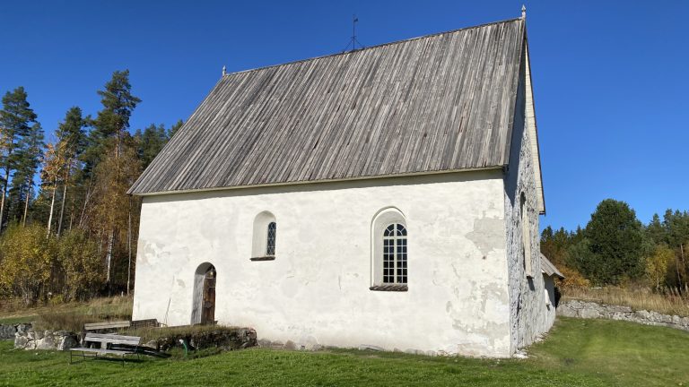 Högsjö gamla kyrka side view