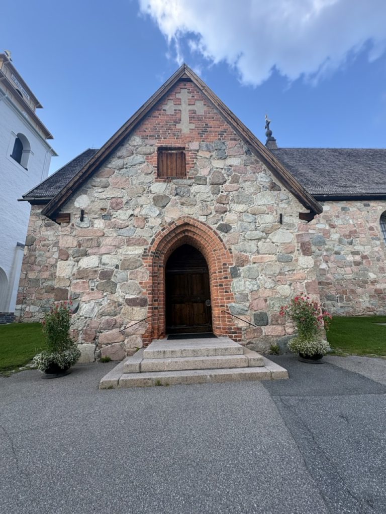Nederluleå kyrka side view